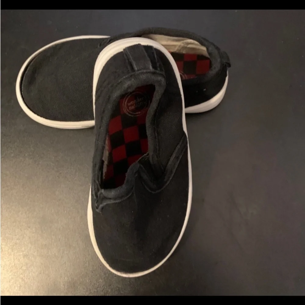 Wonder Nation Canvas Slip-in Sneakers. Size 5 Color: Black / White